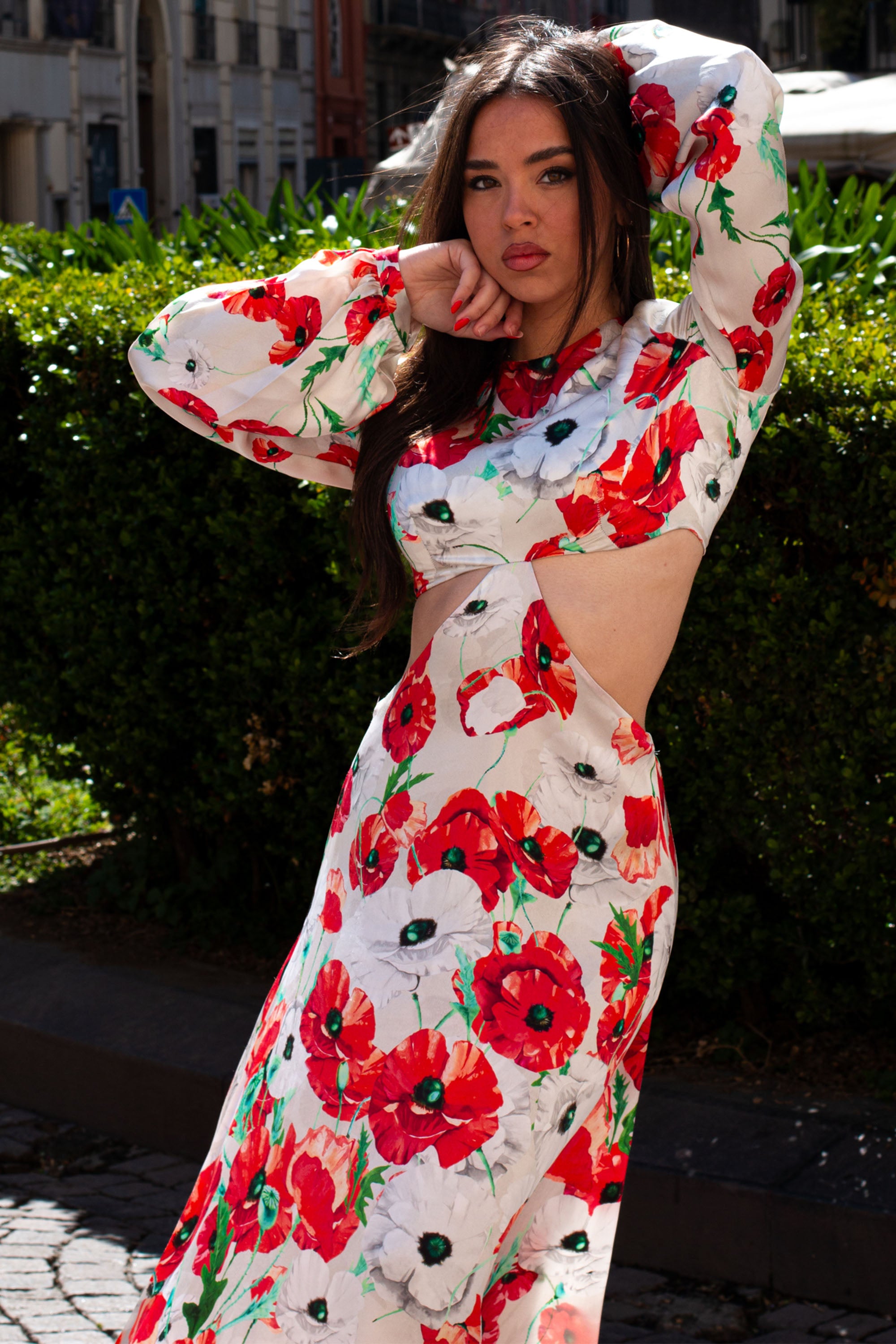 Dettaglio frontale del Fiona Long Dress by Raquel Diniz con maniche lunghe e stampa papaveri, design elegante primaverile