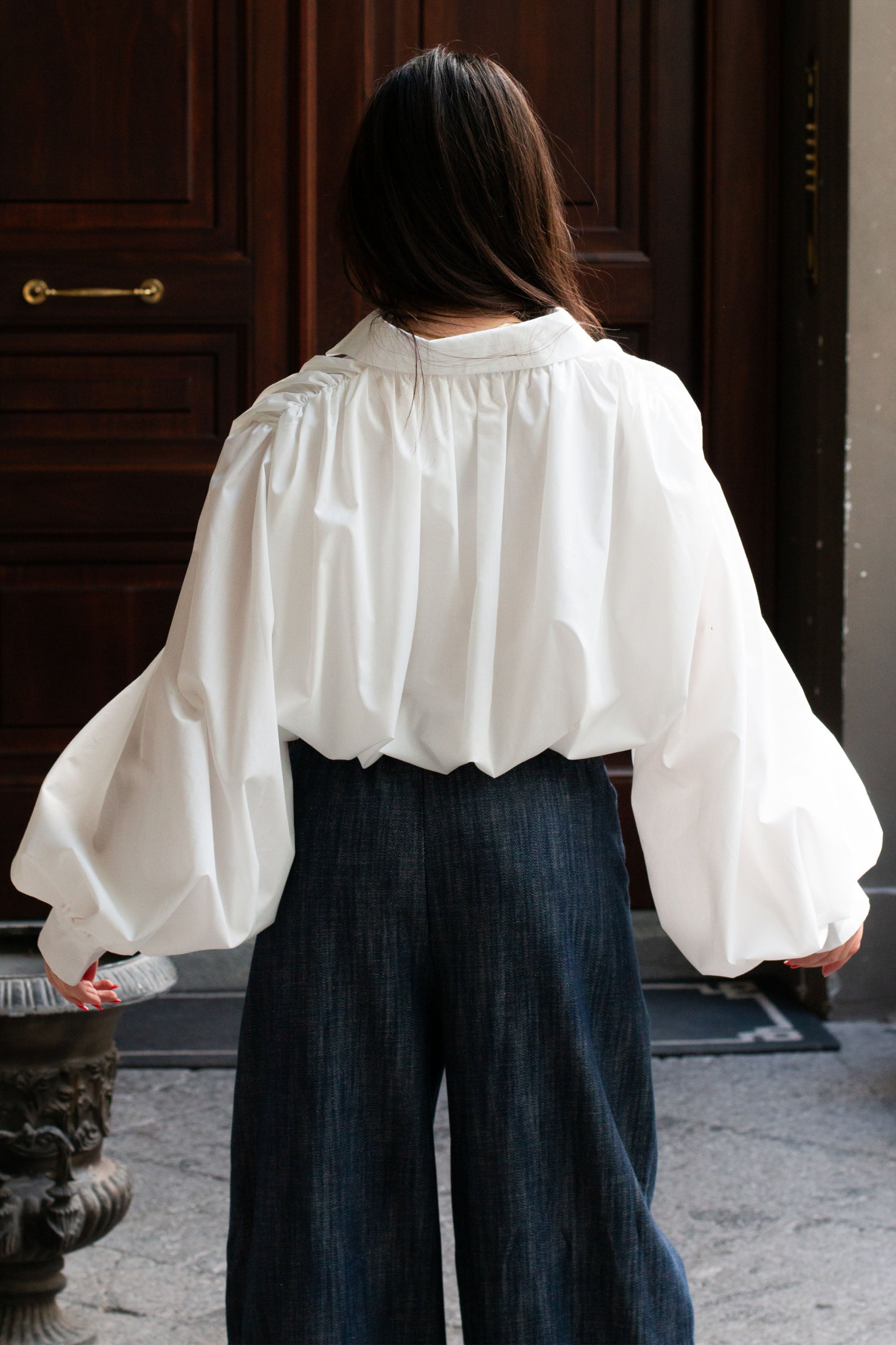 Vista frontale della Camicia Lara firmata Mangano, dettaglio del colletto classico e maniche lunghe