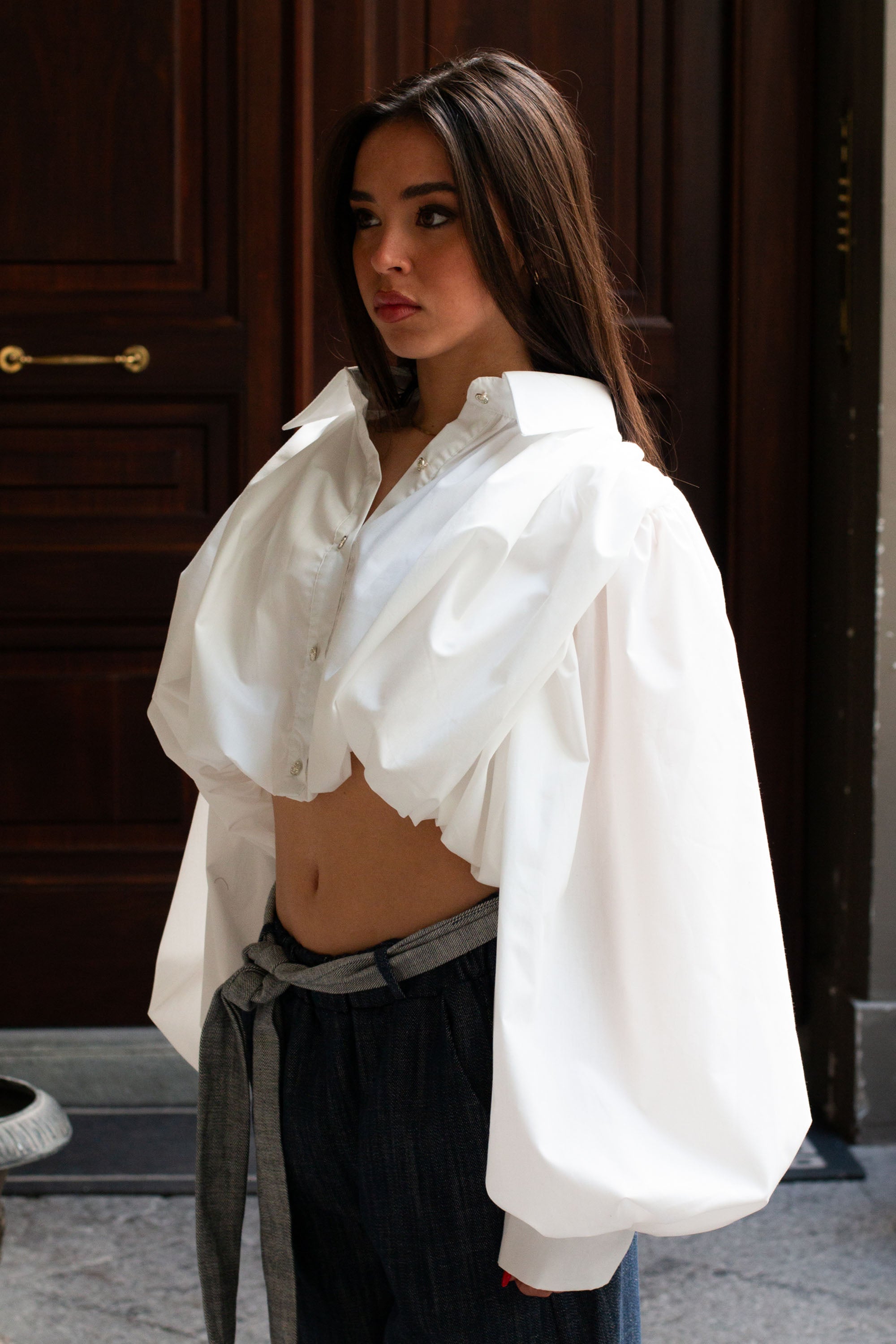 Vista laterale della Camicia Lara by Mangano, camicia elegante in cotone per la primavera