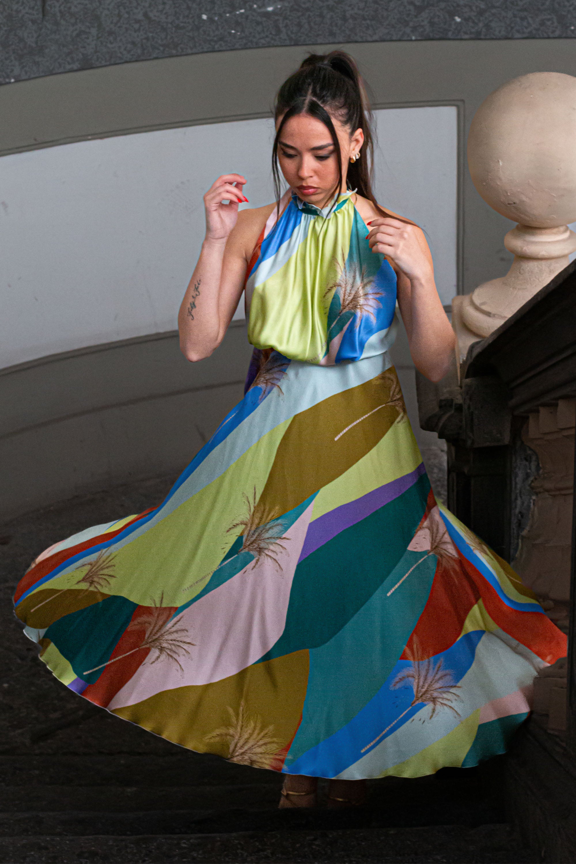 Modella con Giovanna Midi Dress in movimento, gonna ampia in seta colorata, design elegante Made in Italy