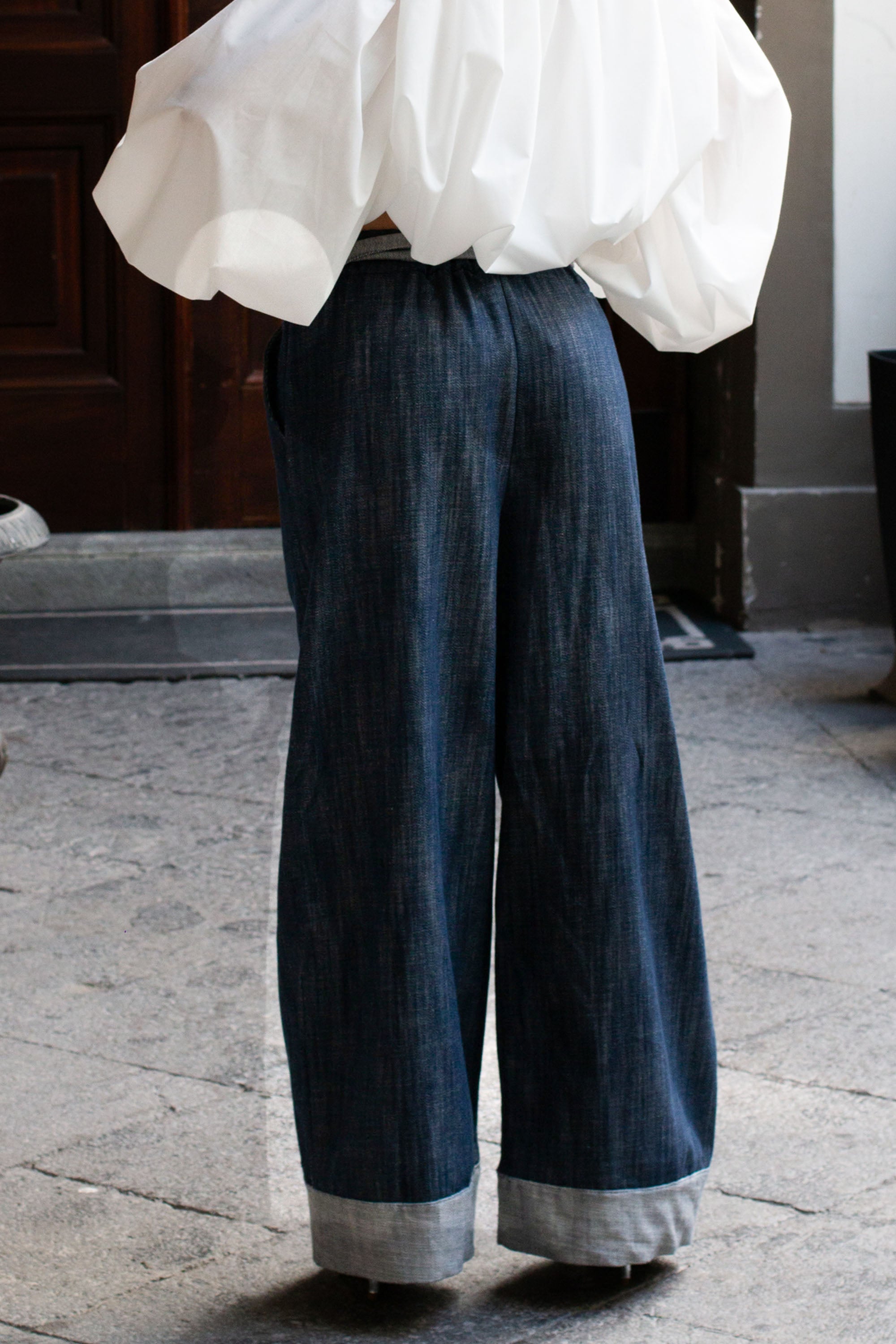 Vista posteriore dei Pantajeans by Mangano, pantaloni eleganti in cotone denim per la primavera