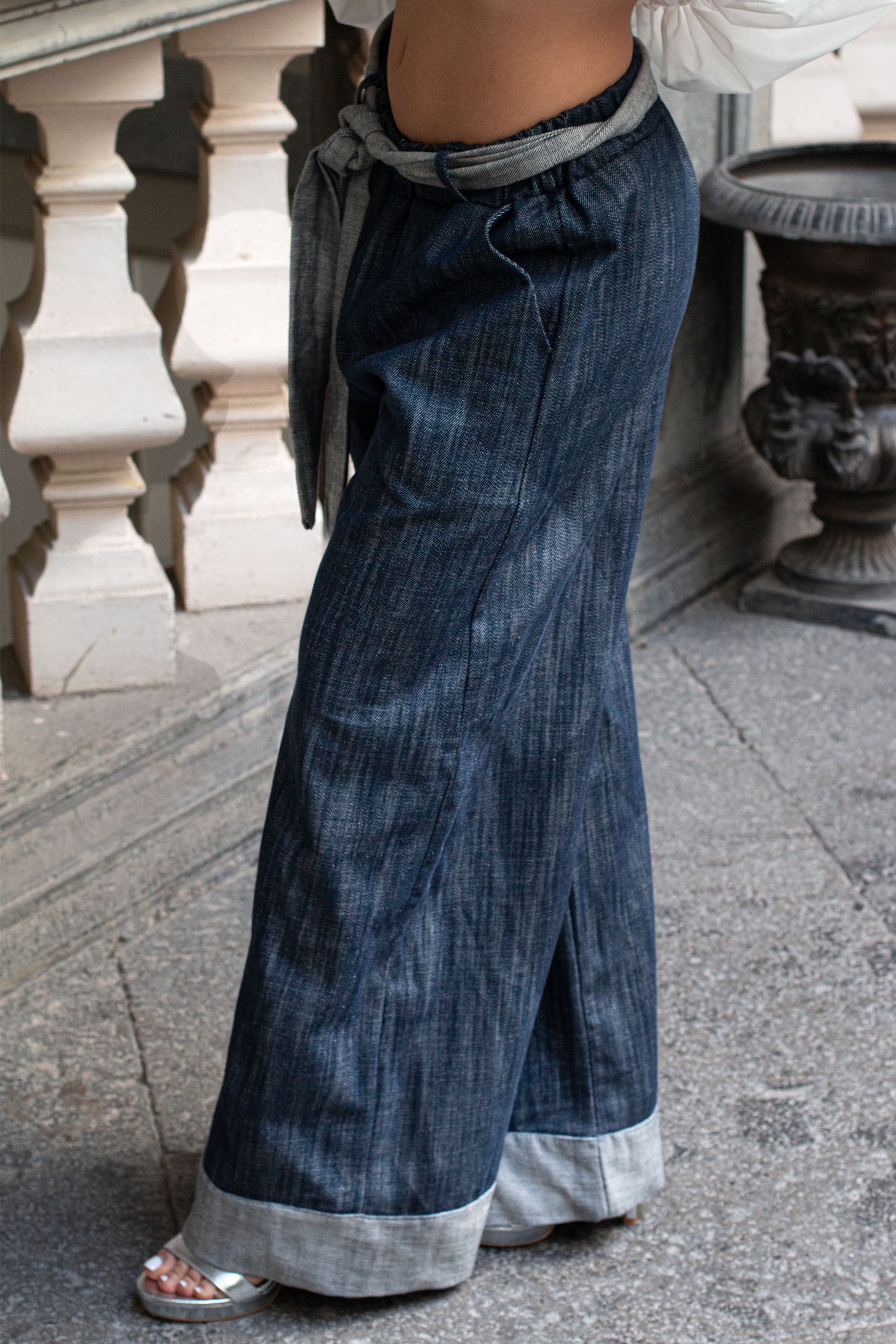 Vista laterale dei Pantajeans by Mangano, pantaloni eleganti in cotone denim per la primavera